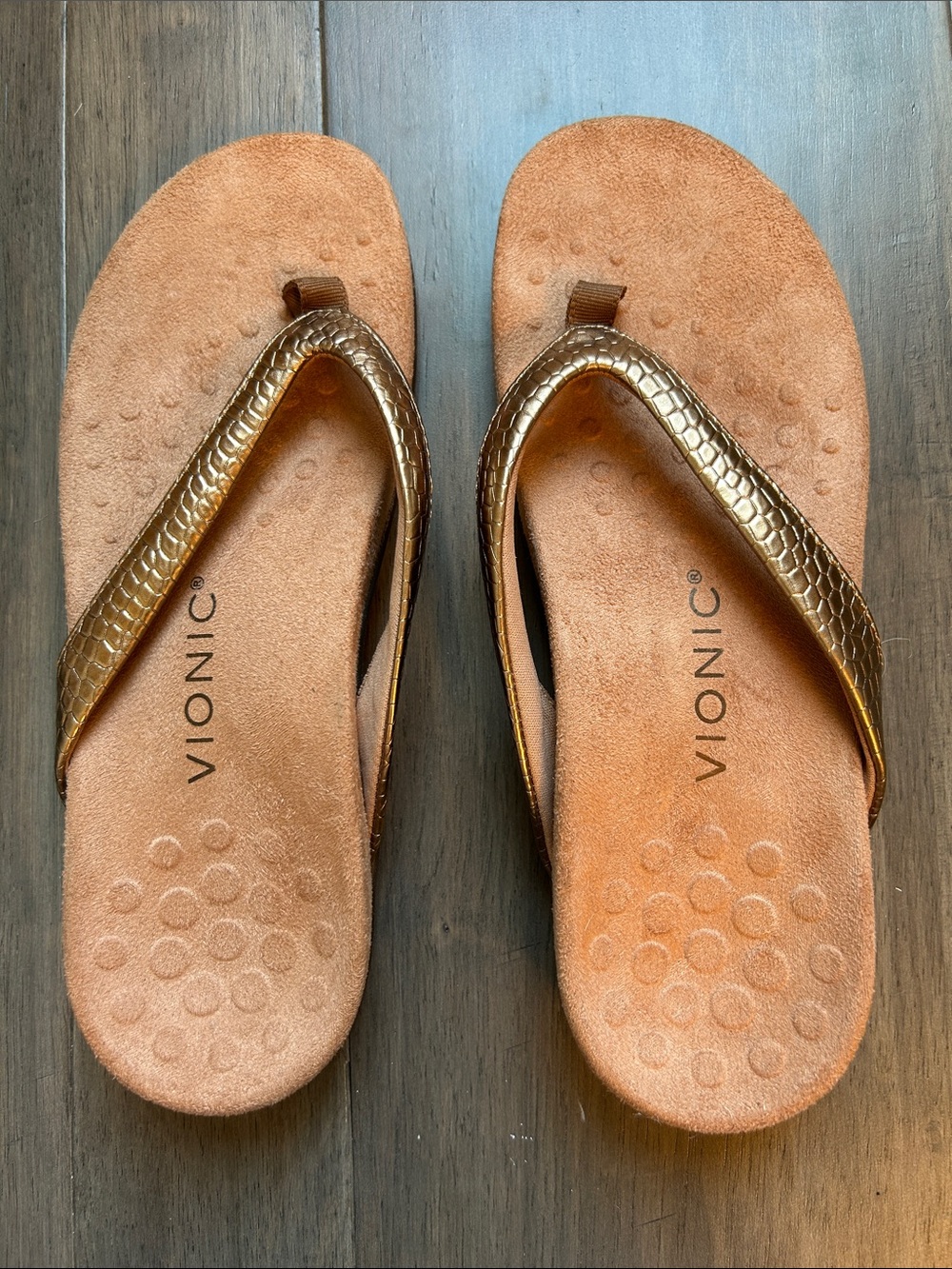 Vionic NWOT, Women's Bronze Snake-Embossed Thong Sandals, size 6.5